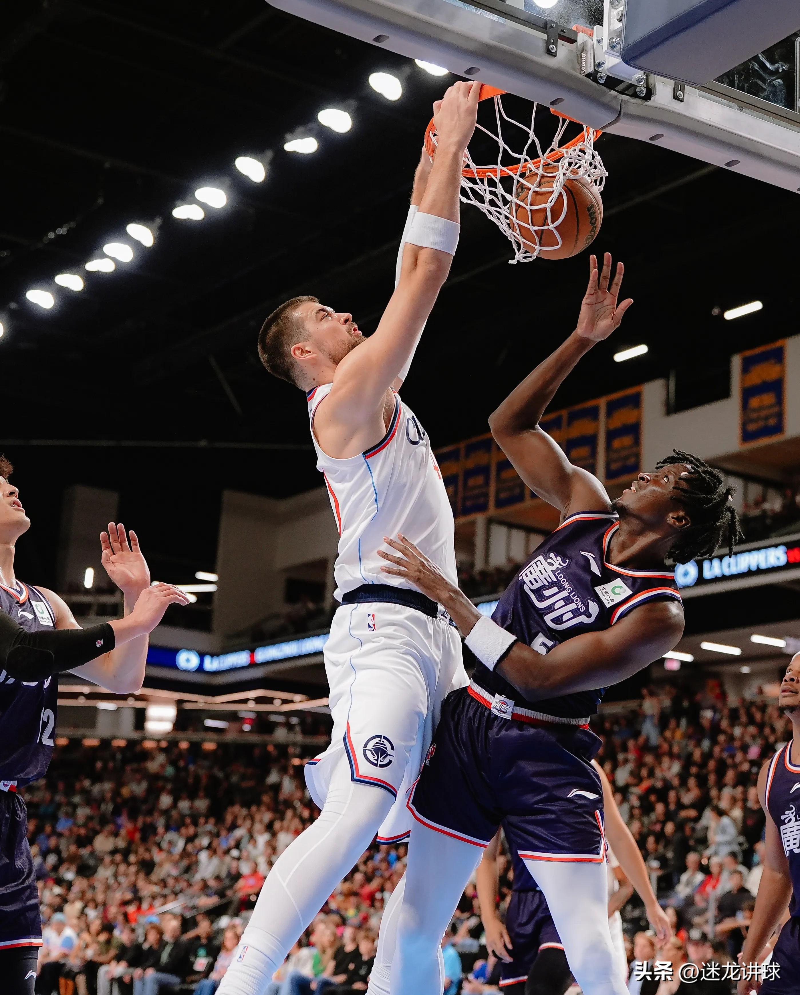 今晚体能课后；洛杉矶快船远射贴柱备战NBA季后赛；压力陡增；年轻球员得到机会的简单介绍